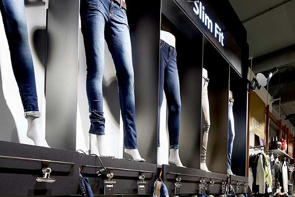 Fächer für Jeansmode an POS in Anthrazit Matt Dekor