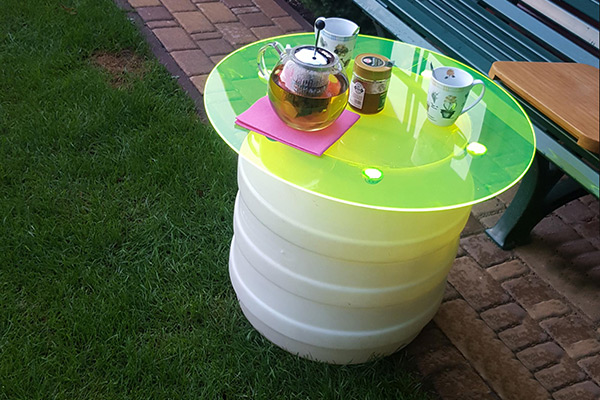 Gartentisch mit fluoreszierendem Acrylglas in grün