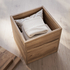 Hocker als Box mit abnehmbarem, berstehendem Deckel