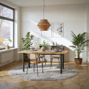 Tisch mit rechteckiger Tischplatte auf runden Metalltischbeinen 710 x 60 mm